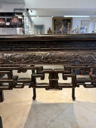 A Chinese marble-topped hongmu console table, 19/20th C.