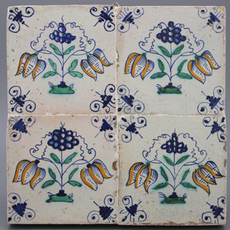 4 Delftse polychrome tegels,met bloemmotieven, ca. 1620