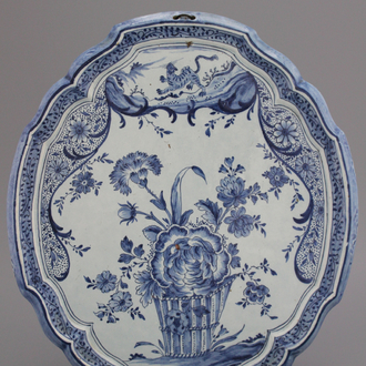 Plaque en faïence de Delft, décor floral bleu et blanc, 18e