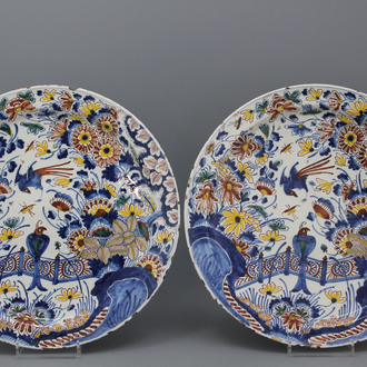 Paire de grands plats en faïence de Delft, polychrome, décor d'oiseaux et fleurs, 17e