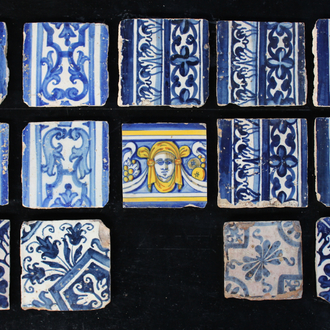 Gemengd lot van 14 Spaanse en Portugese tegels, 17e eeuw