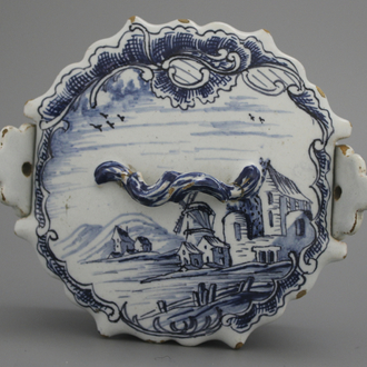 Beurrier en faïence de Delft, bleu et blanc, décoré de paysages, 18e