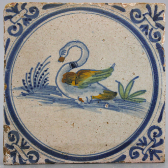 Carreau rare en faïence de Delft, polychrome, décor cygne, Haarlem env. 1620