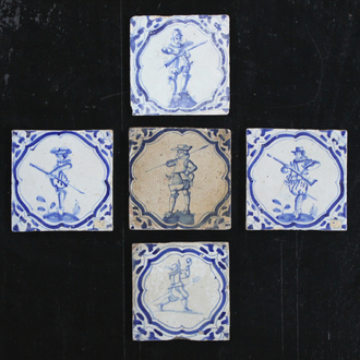 Lot van 5 blauw en witte Delftse tegels, met verschillende afbeeldingen van soldaten, 1e helft 17e eeuw