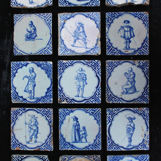 Lot van 15 blauw en witte Delftse tegels met Wan-Li hoeken, met verschillende personages, 17e eeuw