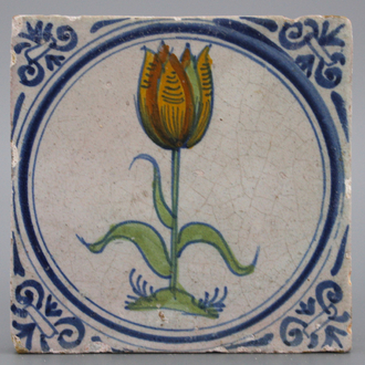 Zeldzame Delftse polychrome tegel met tulp, Haarlem, ca. 1620