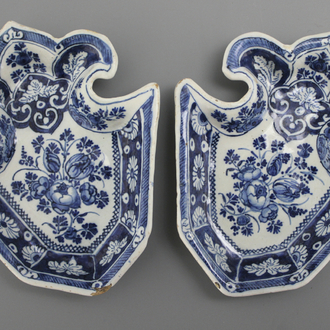 Twee Delftse blauw en witte schaaltjes voor specerijen in een fleurs-de-lys-vorm, ca. 1700