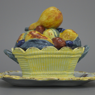 Beurrier en faïence de Delft, polychrome, en forme d'un panier à fruits, 18e