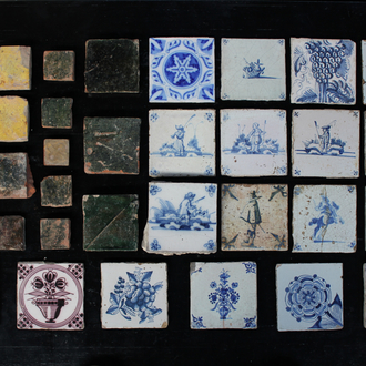 Lot mélangé de 34 carreaux contenant des carreaux en faïence de Delft bleu et blanc du 17e et 18e, et des carreaux de sol flamands plus anciens