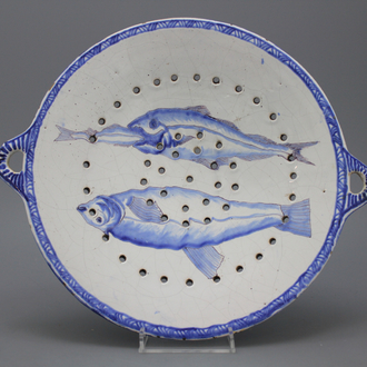 Passoir à poisson à trois pattes, la Frise, Makkum Delft, env. 1800