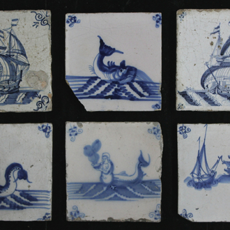 Lot van 6 blauw en witte Delftse tegels, met maritieme afbeeldingen, 17e-18e eeuw