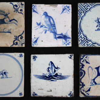 Lot van 6 blauw en witte Delftse tegels, met verschillende afbeeldingen van dieren, 17e-18e eeuw