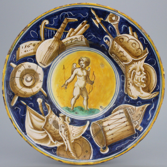 Bord met een Cupido met pijl, majolica uit Casteldurante, gedateerd 1560