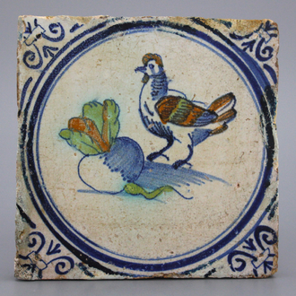 Carreau rare en faïence de Delft, polychrome, décor de coq et de navet, Haarlem env. 1620