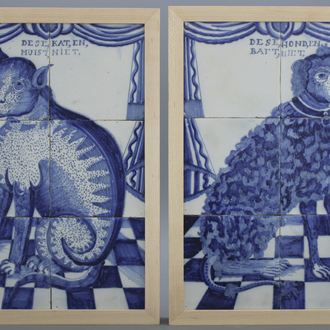 Paire de tableaux de carreaux en faïence de Delft, bleu et blanc, portraits de chat et chien assis en dessous d'un rideau, 18e