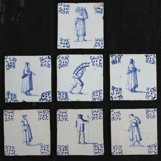 Lot de 7 carreaux en faïence de Delft, bleu et blanc, différents personnages, 17e