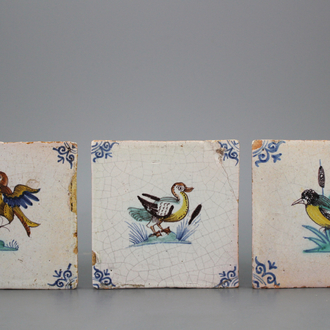 3 carreaux en faïence de Delft, polychrome, décor d'oiseaux, 17e