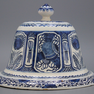 Cloche rare en faïence de Delft, bleu et blanc à la chinoiserie, Lambertus Van Eenhoorn, fin 17e