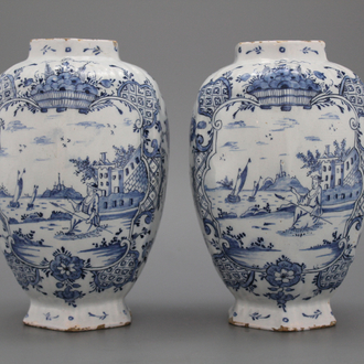 Een paar blauw en witte Delftse vazen, 18e eeuw