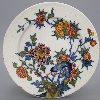 Plat en faïence de Delft, polychrome, décor floral, 17e