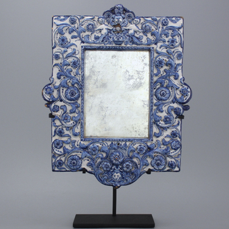 Important cadre de miroir rectangulaire en faïence de Delft, bleu et blanc, 1675-1685