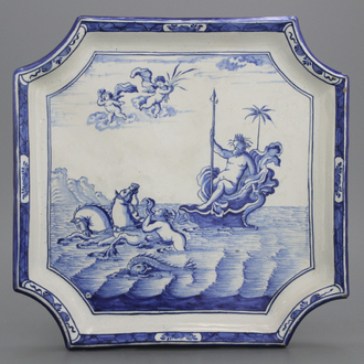 Een mooie blauw en witte Delftse rechthoekige schaal, met mythologisch decor van Poseidon en Triton, 18e eeuw