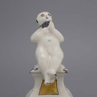 Figure d'un garçon sur pied de stalle en céramique, France, 18e