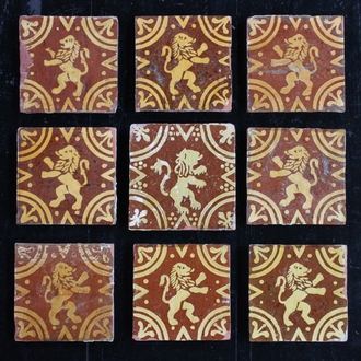 Lot van 9 laat-middeleeuwse tegels in slibversierd aardewerk, met klimmende leeuwen, Frans-Vlaams, 17e-18e eeuw