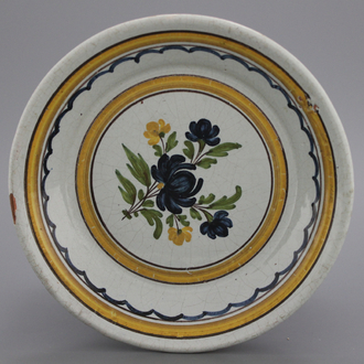 A Brussels faience floral plate, 19th C.