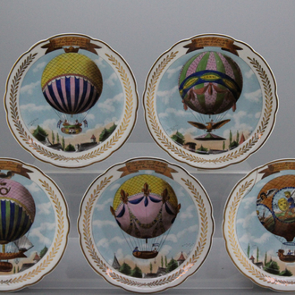 Lot de 5 assiettes en porcelaine de Sèvres, décor montgolfière, 19e