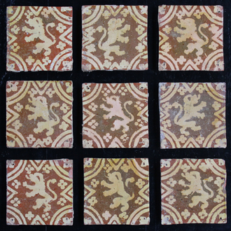 Lot van 9 laat-middeleeuwse tegels in slibversierd aardewerk, met klimmende leeuwen, Frans-Vlaams, 17e-18e eeuw