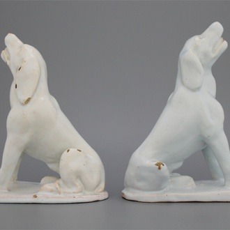 Paar honden in wit Brussels aardewerk, 18e eeuw