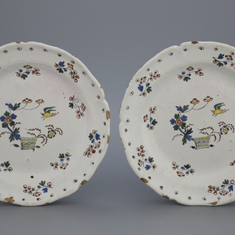 Paire de plats à bords lobés en faïence de Bruxelles, décor dit 'haie floral', 18e