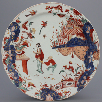 Grand plat en faïence de Delft doré, chinoiserie, décor imari, 18e