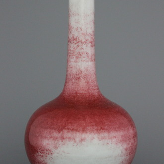 Flesvormige vaas in Chinees porselein met "peach bloom" glazuur, gemerkt Kangxi maar vermoedelijk later