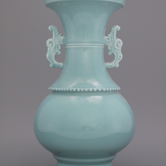 Vase de forme archaïque en porcelaine monochrome clair-de-lune, 19e-20e