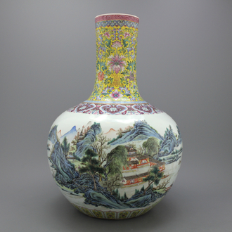 Important vase chinois de forme bouteille Tian qiu ping, famille rose, 19e