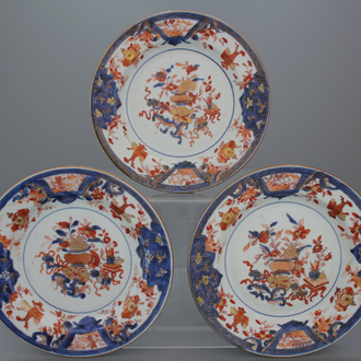 Lot de 3 assiettes à décor Imari en porcelaine de Chine, 18e