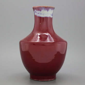 Flesvormige vaas in Chinees porselein met "flambé" glazuur, 20e eeuw
