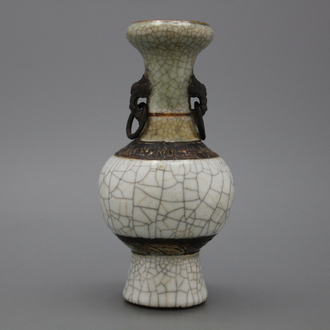 Vase chinois de forme bouteille en glaçure craquelée avec anses en forme d'éléphant, 19e