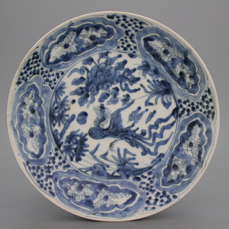 A Chinese late Ming Dynasty Swatow blue and white plate with a phoenix bird, 16th C.