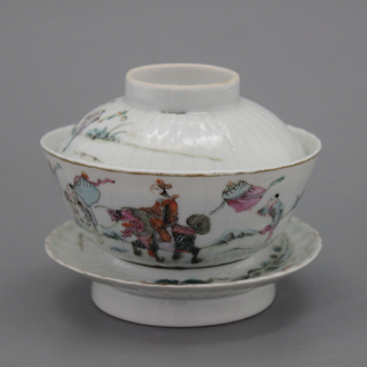 Bol à thé type 'gaiwan' en porcelaine chinoise, famille rose, 19e