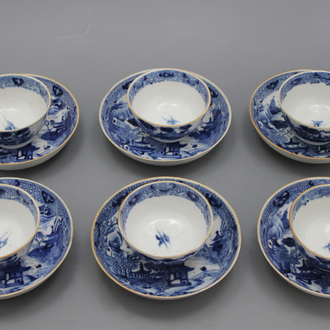 A set of 6 Chinese porcelain blue and white cups and saucers, 18/19th C.