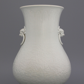 Hu-vormige vaas in blanc de chine, Chinees porselein, met ingekerfd Anhua-decor, 18e-19e eeuw