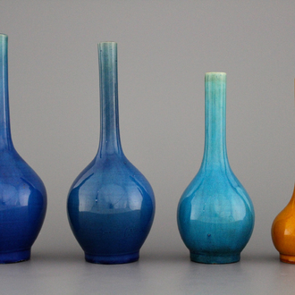 Lot de 4 vases de forme bouteille polychrome d'Awaji, Japon, 19e