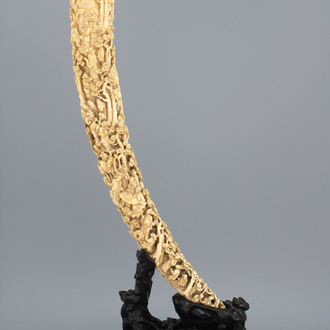 Impressionante défense en ivoire sculpté avec support, Chine, 19e