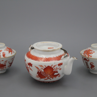 Une théière et deux tasses en porcelaine chinoise, 19e