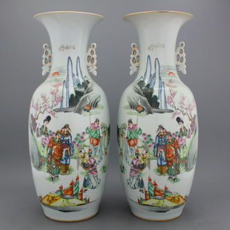 Paire de grands vases à décor historique en porcelaine chinoise, famille rose, 19e-20e