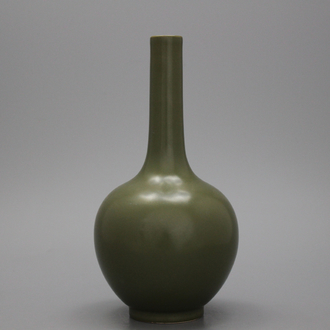 Flesvormige vaas in Chinees porselein met 'teadust' glazuur, 20e eeuw