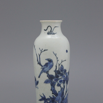 Vase rouleau en porcelaine de chine bleu et blanc, dynastie Ming